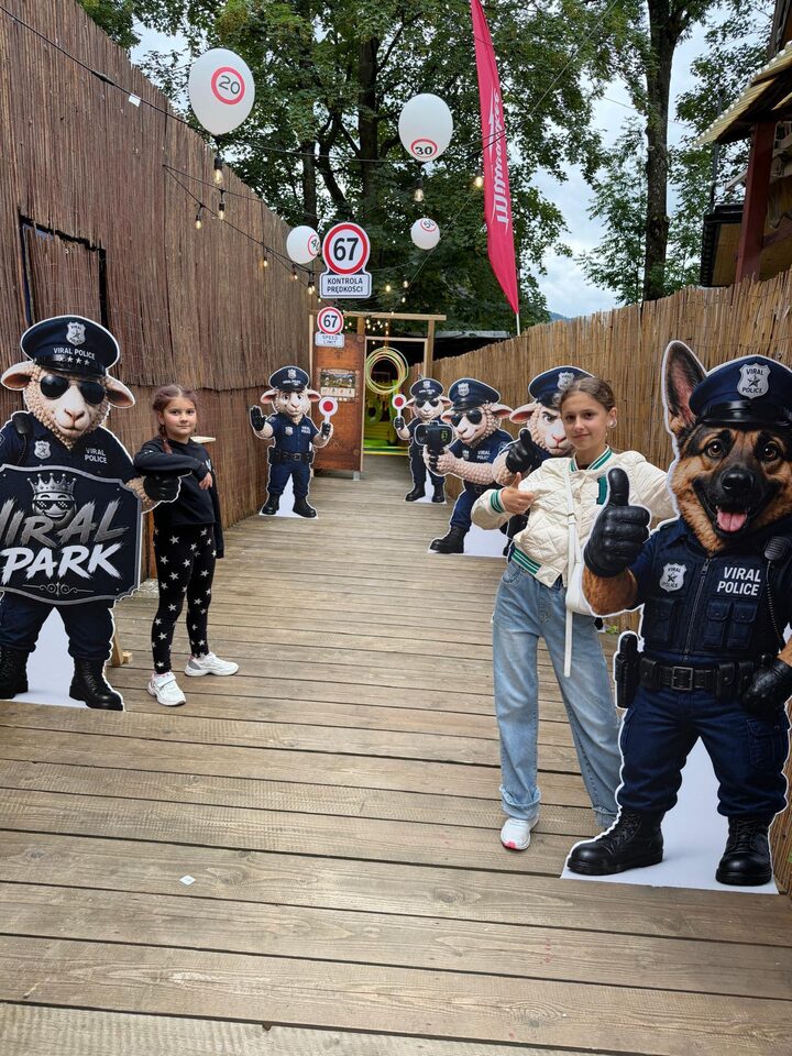 Alejka Viral Police z figurami owiec i psa policjanta