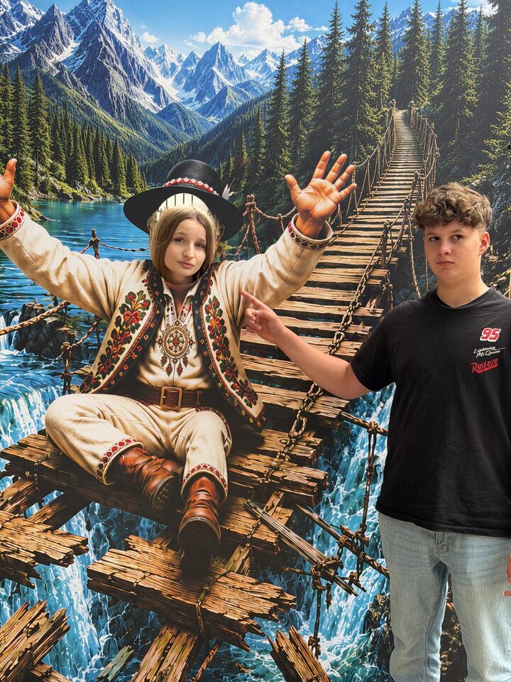 Iluzja mostu nad górską przepaścią w Viral Parku Zakopane