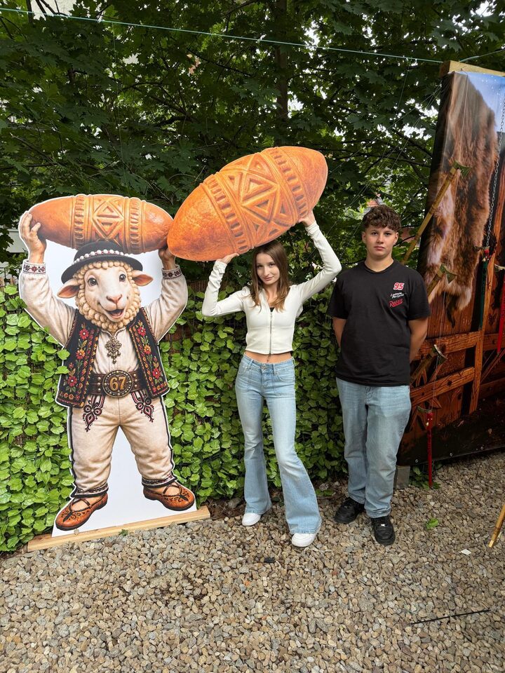 Góralski foto-spot z wielkim oscypkiem w Viral Parku