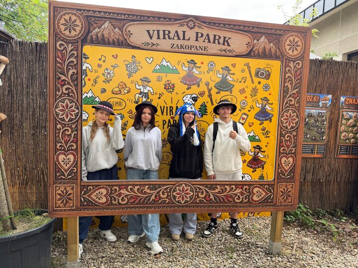 Grupowe zdjęcie w góralskiej ramie Viral Park Zakopane