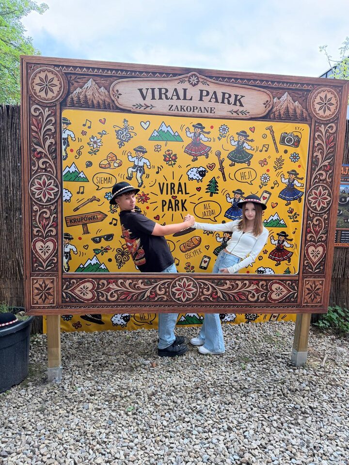 Pamiątkowe zdjęcie w góralskiej ramie Viral Park Zakopane
