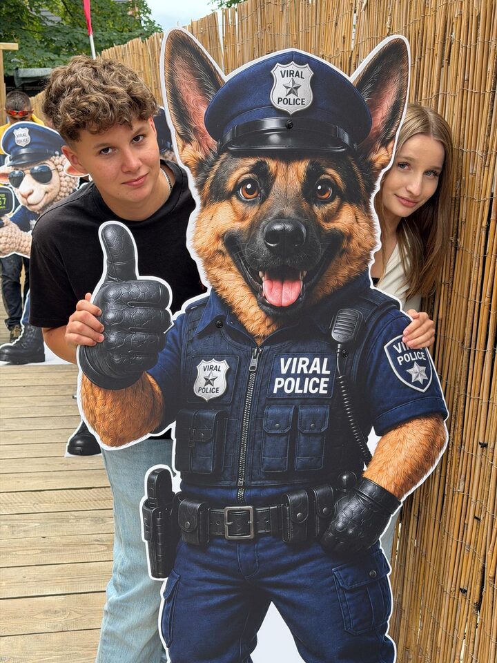 Foto-figura psa Viral Police w strefie atrakcji